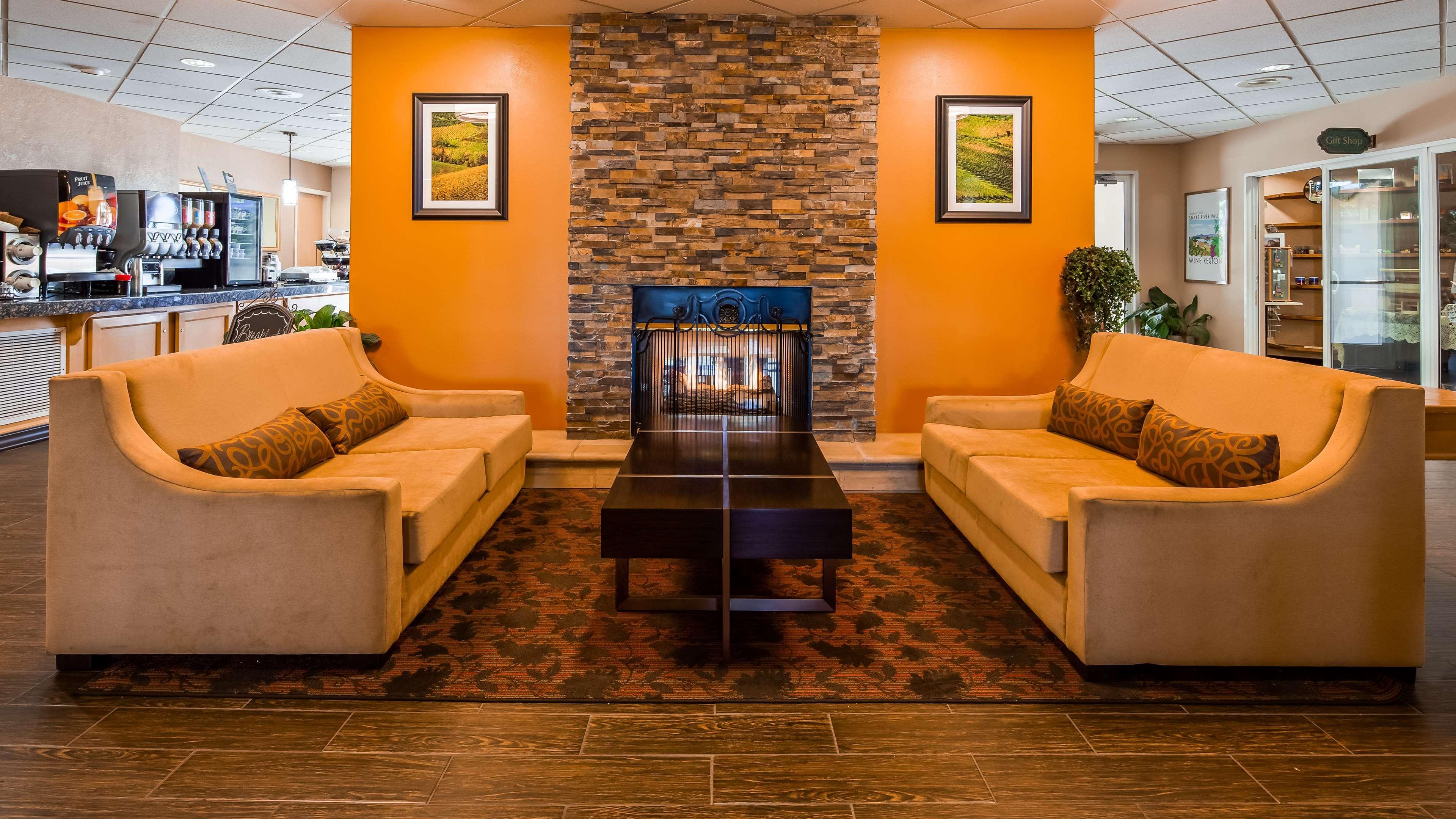 Best Western Plus Caldwell Inn & Suites Exterior photo